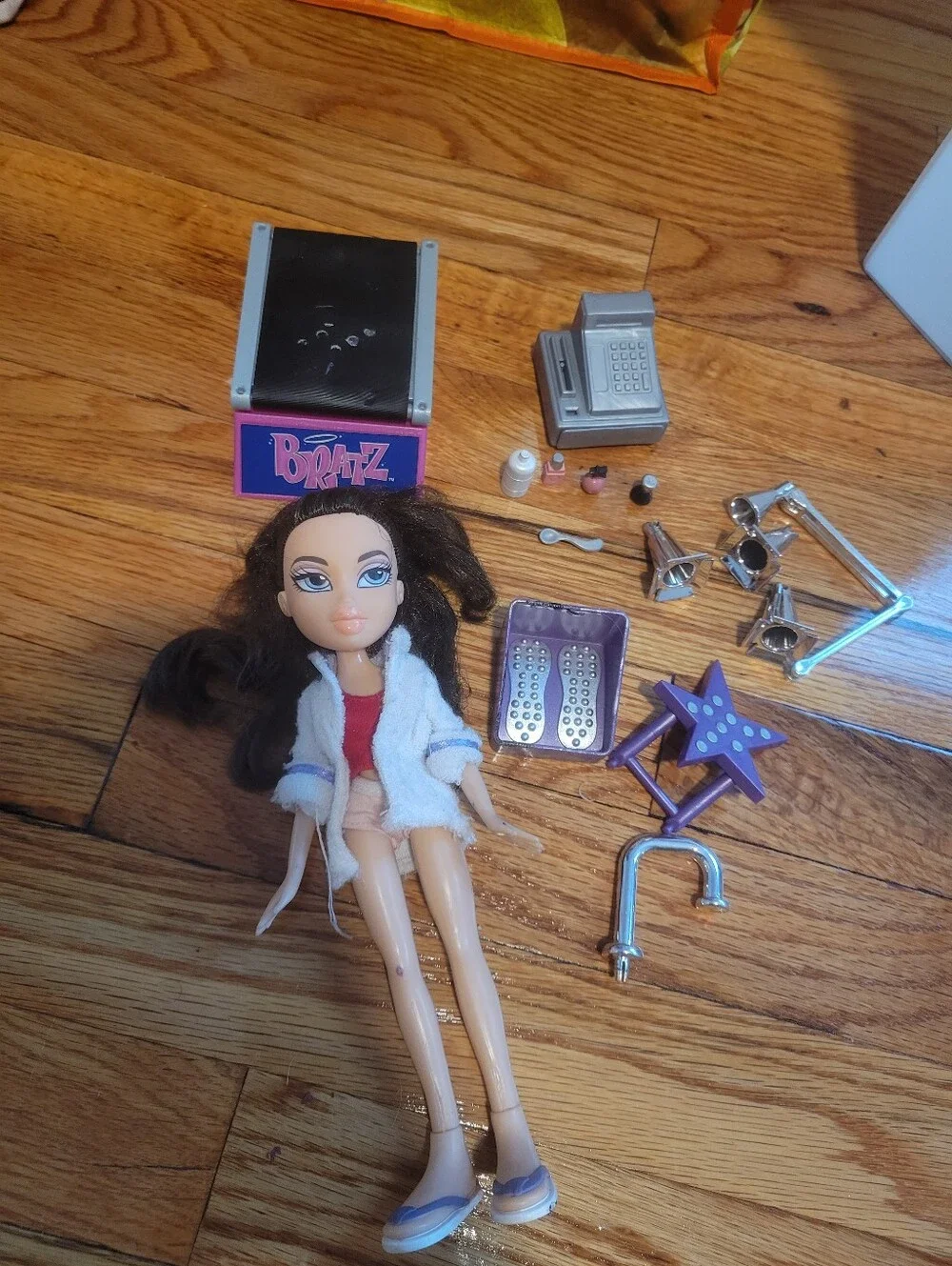 2002 Bratz Stylin' Salon 'N' Spa Dana doll and spa accessories